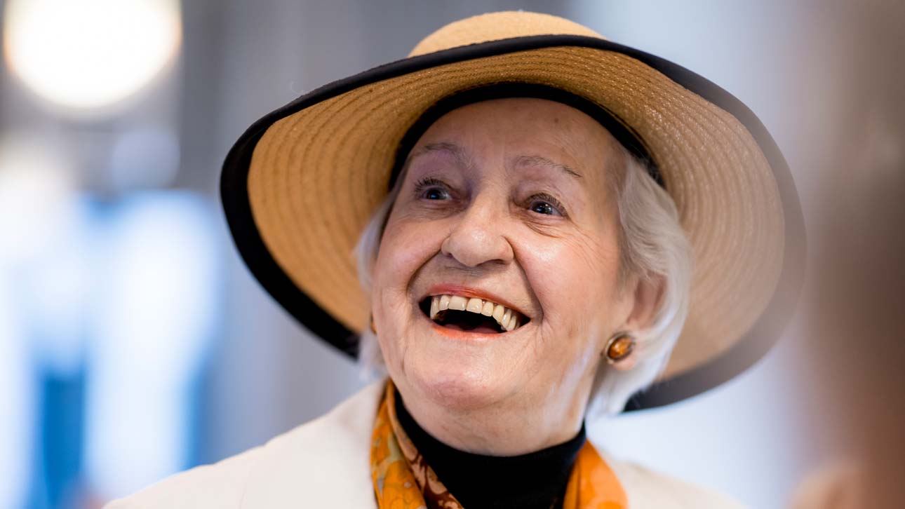 Seniorin mit Hut beim Ausflug Gemeinsame Unternehmung im Alter