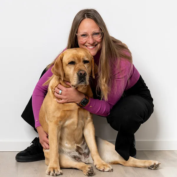 Helen mit Hund Pebbels SCHÖNES LEBEN Pet FriendlyCompany