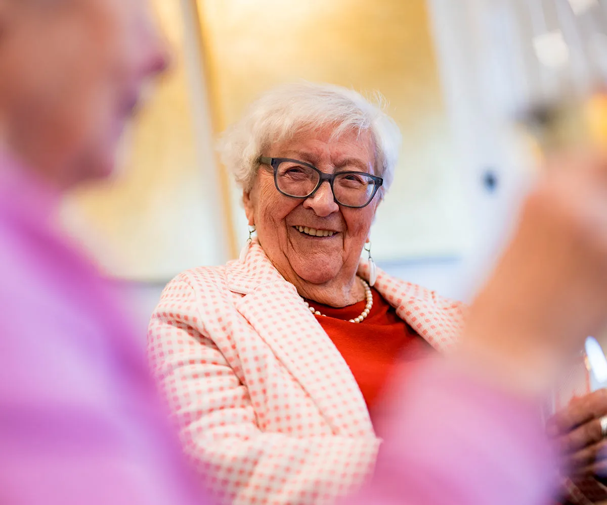 Lachende Dame in der SCHÖNES LEBEN Tagespflege Erftstadt
