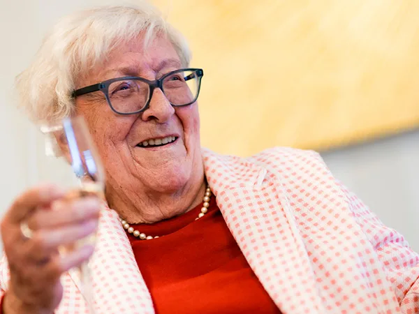 SCHÖNES LEBEN Tagespflege Dame mit Sektglas Geselligkeit Erftstadt