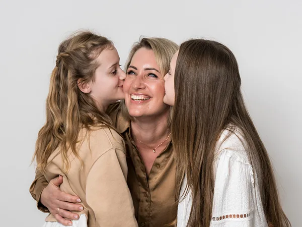 Karriere Benefits Mitarbeiterin Natalia mit ihren Kids