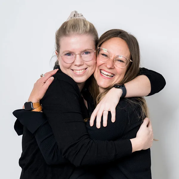 Feste Umarmung Teamgeist Helen und Juliane Team Marketing