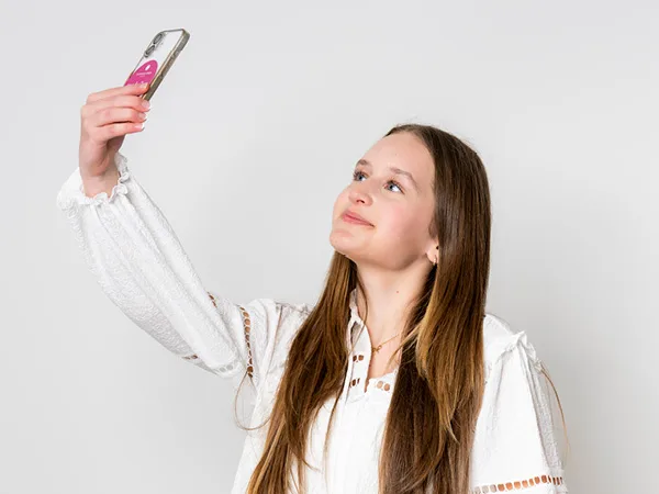 Schülerin mit Handy Selfie SCHÖNES LEBEN Karriere