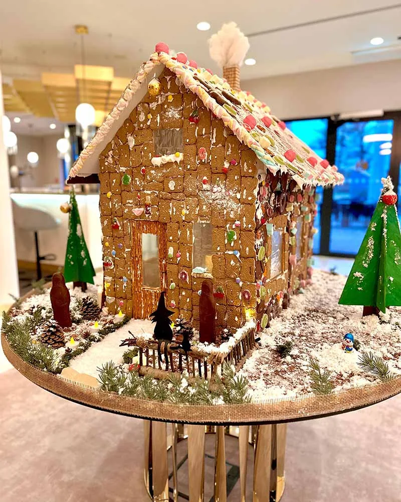 Projekt Lebkuchenhausprojekt. Bewohner und Gäste von SCHÖNES LEBEN Erftstadt bastelten zu Weihnachten ein überdimensionales Lebkuchenhaus, was den Eingang der Lobby schmückte.