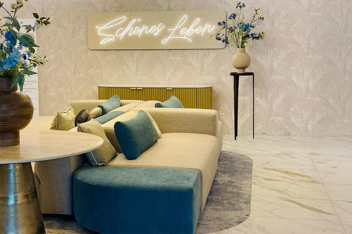 Lobby-Ansicht mit Sofas und schönen Vasen im SCHÖNES LEBEN Neu-Ulm