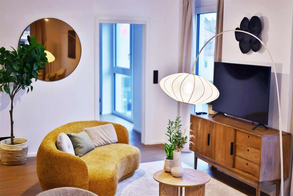 Gemütliches Sofa, stilvoll eingerichtetes Wohnzimmer als Lebensraum der Zukunft