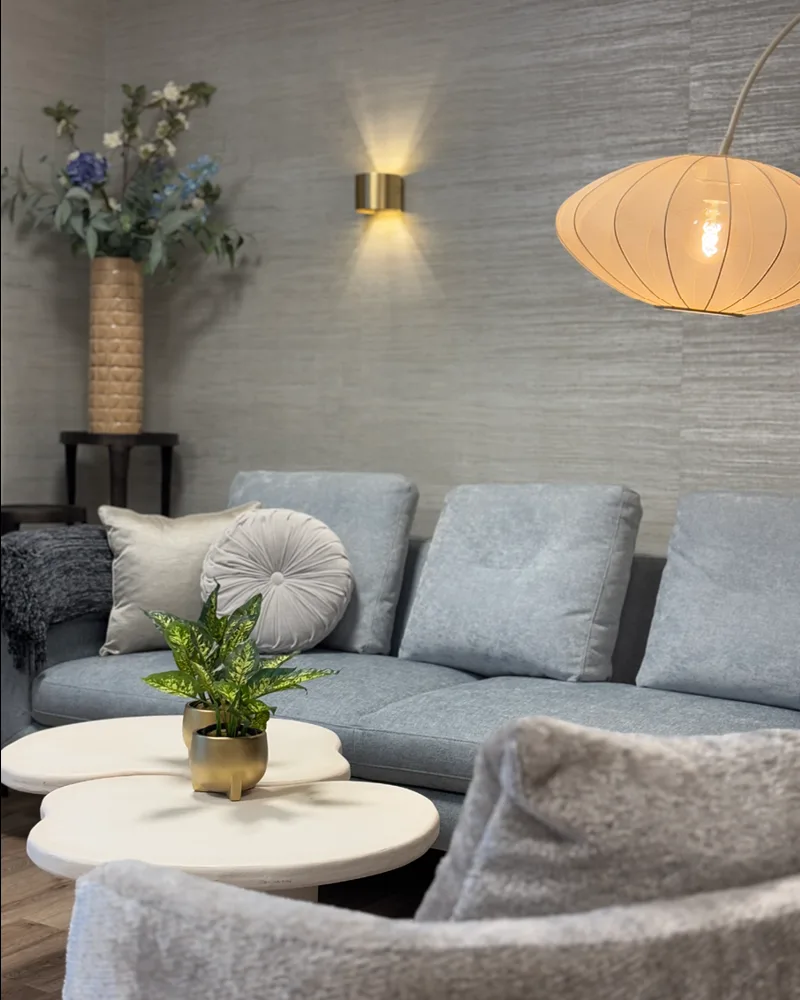 Sitzecke in der SCHÖNES LEBEN Tagespflege in Neu-Ulm. Moderne Einrichtung, liebevolles Personal für beste Umsorgung und Geselligkeit.