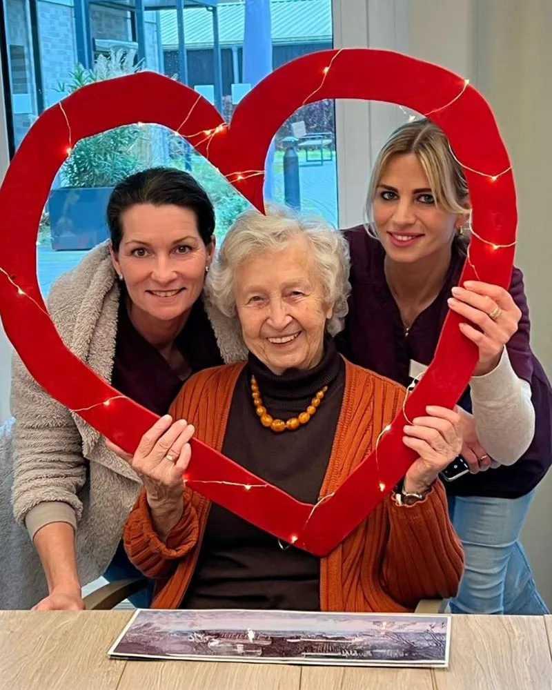 Betreuungskraft Tagespflege-Team mit Gast am Valentinsgtag