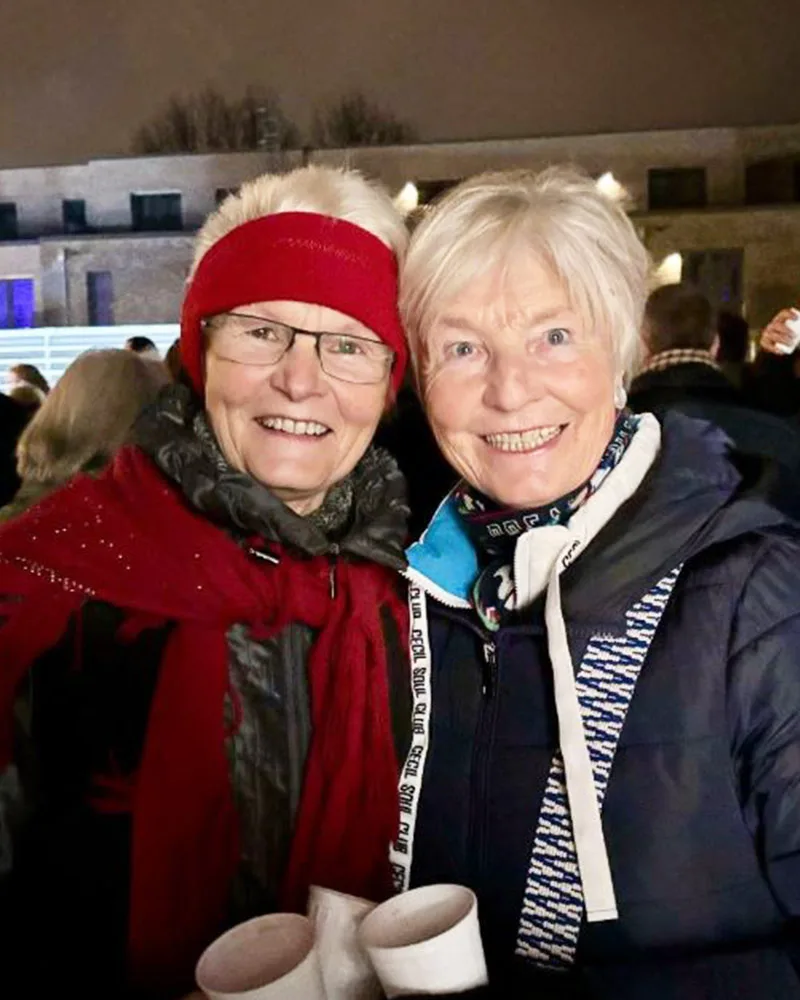 Gäste und Bewohnerinnen beim lebendigen Adventskalender SCHÖNES LEBEN Wolfsburg
