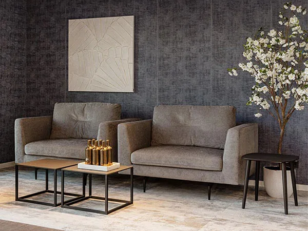 Elegante Sessel mit stilvollen Dekoelementen im SCHÖNES LEBEN Erftstadt im Atrium