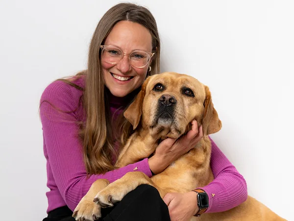 Helen mit Bürohund Pebbels SCHÖNES LEBEN