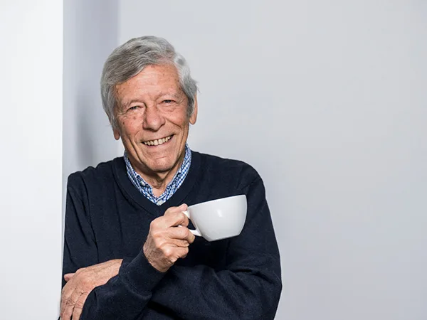 Älterer Herr mit Kaffeetasse