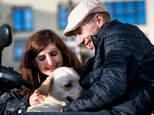 Junges Paar lachend mit Hund