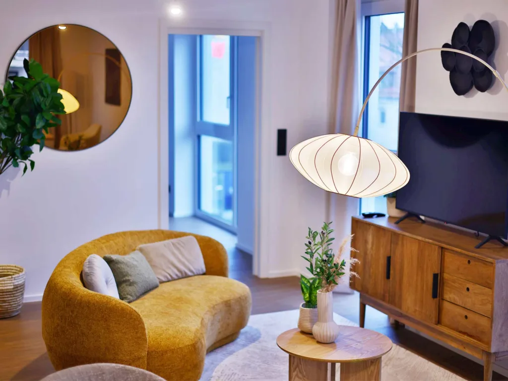 Gemütliches Sofa, stilvoll eingerichtetes Wohnzimmer als Lebensraum der Zukunft